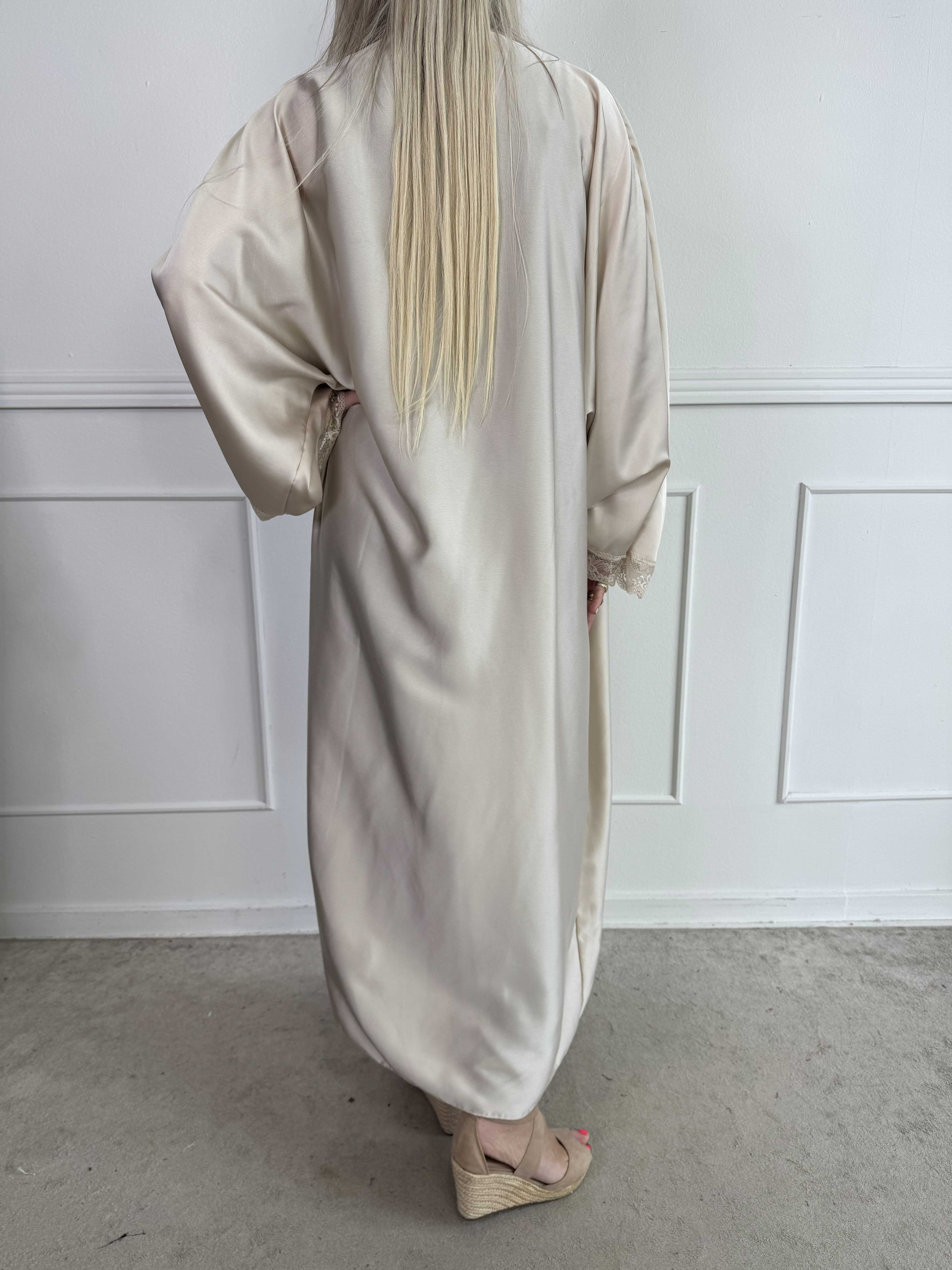 Deiene - Lang kimono i silkelook med elegant blondekant for et let og sofistikeret udtryk